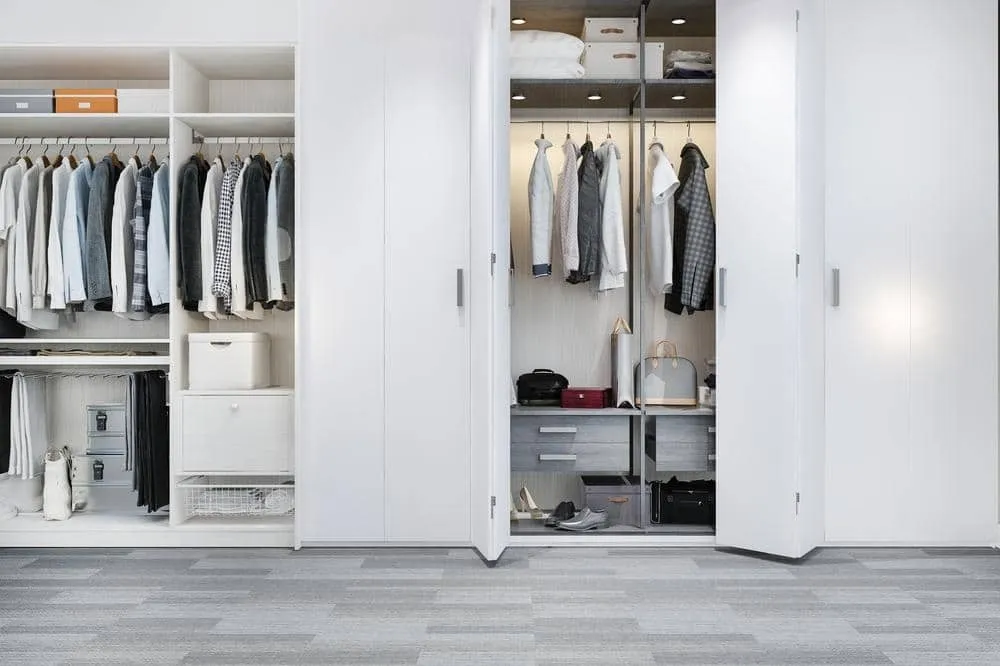 Built-in wardrobes with sliding doors